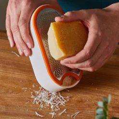 Fiskars FF Handreibe Mit Behälter, 1019530 -Haushaltswaren Store 03d09e806bafb9f06b0f0ef7dbfb9800