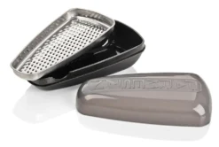 Fackelmann Parmesanreibe- Und Frischebox, Parmesanhobel, Käsereibe Mit Servier-Behälter (Farbe: Transparent/Grau), Menge: 1 Stück -Haushaltswaren Store 04aa48831ca4b044aedfa8465078cb14