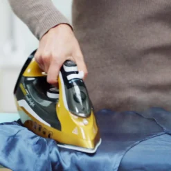 Phoenix Free Flight Premium-Bügeleisen – Dampfbügeleisen Mit Station Kabellos – Antikalk-Selbstreinigungsfunktion - Abschaltfunktion - Auffrischen Von Kleidung - 370ml Wassertank – 2400 Watt -Haushaltswaren Store 0a4593264dea05c9430a584c0f5befc7