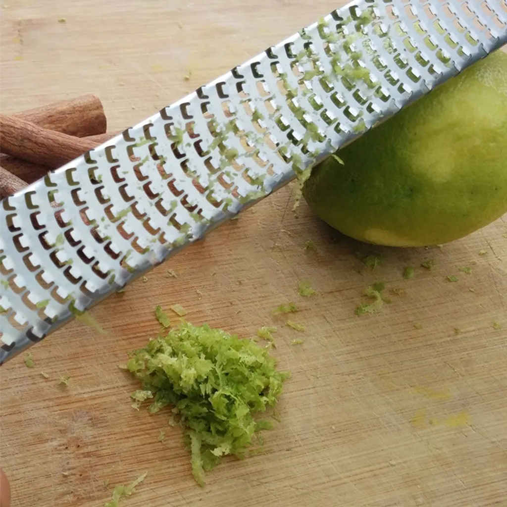 Premium Zester Reibe - Deine Hochwertige Parmesanreibe, Muskatnussreibe, Zitronenreibe, Ingwerreibe Mit Messerscharfen Edelstahl Klingen Und Holzgriff 10 Premium Zester Reibe - Deine Hochwertige Parmesanreibe, Muskatnussreibe, Zitronenreibe, Ingwerreibe Mit Messerscharfen Edelstahl Klingen Und Holzgriff – Bild 8