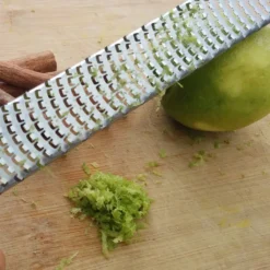 Zester, Hobel Reibe - Käsereibe, Parmesanreibe, Zitronenreibe - Küchenreibe Aus Edelstahl Mit Schutzabdeckung Und Silikon Griff | Schwarz 19 Zester, Hobel Reibe - Käsereibe, Parmesanreibe, Zitronenreibe - Küchenreibe Aus Edelstahl Mit Schutzabdeckung Und Silikon Griff | Schwarz -Haushaltswaren Store 10fd6d757dbe8391ba17e279e182c5ec