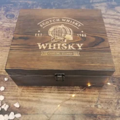 Whisky Geschenk-Set Mit 2 Gläsern, Eiswürfeln Aus Edelstahl, Zange, Samtbeutel In Einer Schönen Holzbox -Haushaltswaren Store 15225e0acc60b7695d96410036b36fbc