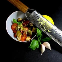 REDSALT® Premium Zester Edelstahl Reibe Mit Holzgriff | Rasiermesserscharfe Klinge | Küchenreibe Für Zitrone Ingwer Muskatnuss | Parmesanreibe Ingwerreibe Zitronenreibe Käsereibe 16 REDSALT® Premium Zester Edelstahl Reibe Mit Holzgriff | Rasiermesserscharfe Klinge | Küchenreibe Für Zitrone Ingwer Muskatnuss | Parmesanreibe Ingwerreibe Zitronenreibe Käsereibe -Haushaltswaren Store 2f39f39486dc0acb6e4b91d45902f54c