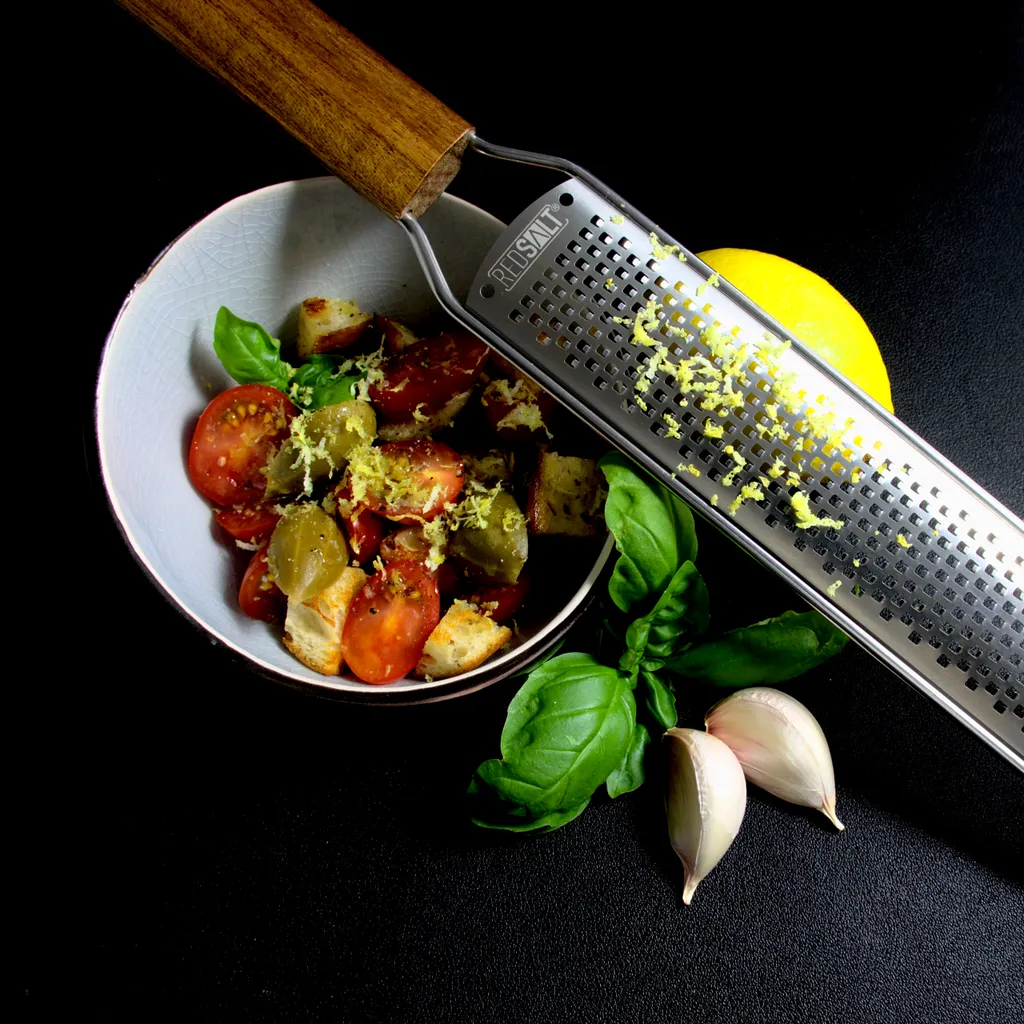 REDSALT® Premium Zester Edelstahl Reibe Mit Holzgriff | Rasiermesserscharfe Klinge | Küchenreibe Für Zitrone Ingwer Muskatnuss | Parmesanreibe Ingwerreibe Zitronenreibe Käsereibe 9 REDSALT® Premium Zester Edelstahl Reibe Mit Holzgriff | Rasiermesserscharfe Klinge | Küchenreibe Für Zitrone Ingwer Muskatnuss | Parmesanreibe Ingwerreibe Zitronenreibe Käsereibe – Bild 7