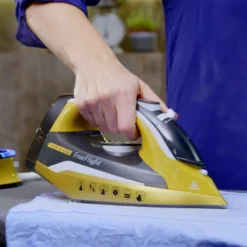Phoenix Free Flight Premium-Bügeleisen – Dampfbügeleisen Mit Station Kabellos – Antikalk-Selbstreinigungsfunktion - Abschaltfunktion - Auffrischen Von Kleidung - 370ml Wassertank – 2400 Watt -Haushaltswaren Store 32e6464765079a8847aba56a70a1a50e
