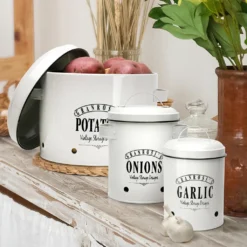 Klarstein Granrosi Georgia Vorratsbehälter Vorratstopf 3er-Set , Knoblauchtopf, Zwiebeltopf, Kartoffeltopf , Emaille-Stahlblech , Rostfrei , Lüftungsöffnungen , Vintage-Design , Creme 11 Klarstein Granrosi Georgia Vorratsbehälter Vorratstopf 3er-Set , Knoblauchtopf, Zwiebeltopf, Kartoffeltopf , Emaille-Stahlblech , Rostfrei , Lüftungsöffnungen , Vintage-Design , Creme -Haushaltswaren Store 345df9442f8d5365841f08f8459b6e66