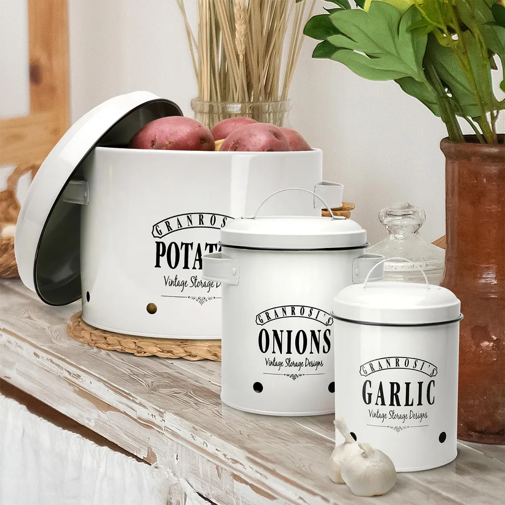 Klarstein Granrosi Georgia Vorratsbehälter Vorratstopf 3er-Set , Knoblauchtopf, Zwiebeltopf, Kartoffeltopf , Emaille-Stahlblech , Rostfrei , Lüftungsöffnungen , Vintage-Design , Creme 6 Klarstein Granrosi Georgia Vorratsbehälter Vorratstopf 3er-Set , Knoblauchtopf, Zwiebeltopf, Kartoffeltopf , Emaille-Stahlblech , Rostfrei , Lüftungsöffnungen , Vintage-Design , Creme – Bild 4