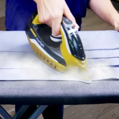 Phoenix Free Flight Premium-Bügeleisen – Dampfbügeleisen Mit Station Kabellos – Antikalk-Selbstreinigungsfunktion - Abschaltfunktion - Auffrischen Von Kleidung - 370ml Wassertank – 2400 Watt -Haushaltswaren Store 34b09d32b158d37c74093277d78be1eb