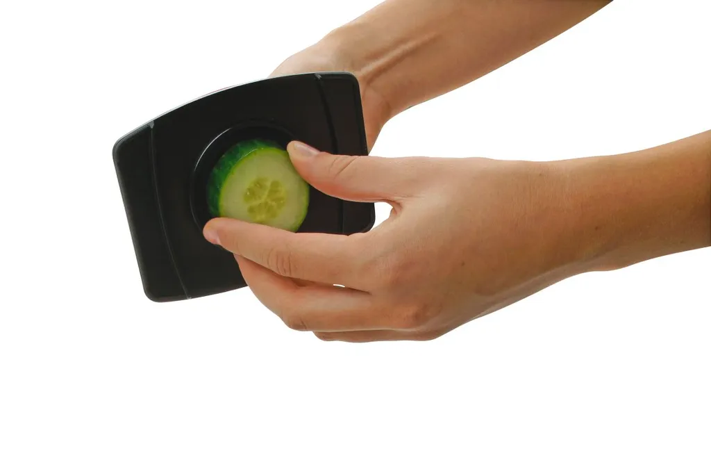 Fackelmann Dick-/Dünnschneider Mit Restehalter, Gemüseschneider Mit Zweiseitiger Edelstahl-Klinge, Hochwertiger Gemüsehobel (Farbe: Weiß/Schwarz), Menge: 1 Stück 8 Fackelmann Dick-/Dünnschneider Mit Restehalter, Gemüseschneider Mit Zweiseitiger Edelstahl-Klinge, Hochwertiger Gemüsehobel (Farbe: Weiß/Schwarz), Menge: 1 Stück – Bild 6