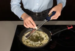 Deiss PRO Käsereibe - Parmesankäse, Zitrone, Ingwer, Knoblauch, Muskatnuss, Schokolade, Gemüse, Früchte - Rasiermesserscharfe, Edelstahlklinge, Breit, Spülmaschinenfest Zester -Haushaltswaren Store 385bb326ded5aaa3de923a3bc42fbd6d