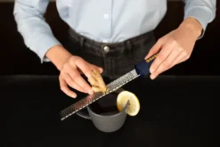 Deiss PRO Käsereibe - Parmesankäse, Zitrone, Ingwer, Knoblauch, Muskatnuss, Schokolade, Gemüse, Früchte - Rasiermesserscharfe, Edelstahlklinge, Breit, Spülmaschinenfest Zester -Haushaltswaren Store 43fd94ef7701cfae182b50eeb4db69b0