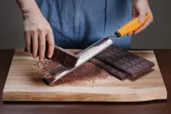 DEISS PRO Käsereibe - Parmesankäse, Zitrone, Ingwer, Knoblauch, Muskatnuss, Schokolade, Gemüse, Früchte - Rasiermesserscharfe Edelstahlklinge, Breit, Spülmaschinenfest 15 DEISS PRO Käsereibe - Parmesankäse, Zitrone, Ingwer, Knoblauch, Muskatnuss, Schokolade, Gemüse, Früchte - Rasiermesserscharfe Edelstahlklinge, Breit, Spülmaschinenfest -Haushaltswaren Store 51dcd190d66fab86b02d77239d591510