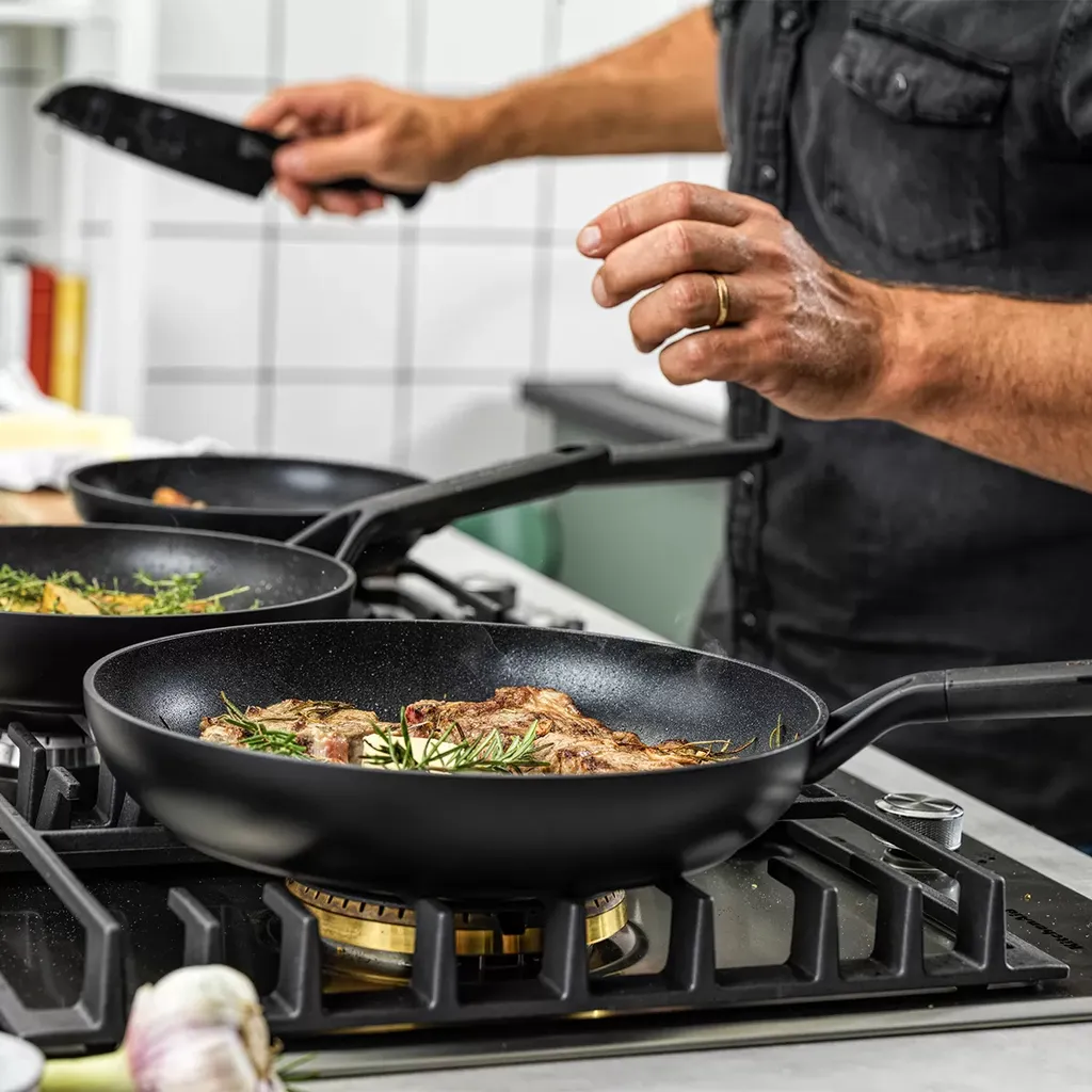 KitchenAid Pfannenset Classic Forged - ø 20, 24 Und 28 Cm - Keramische Antihaftbeschichtung 9 KitchenAid Pfannenset Classic Forged - ø 20, 24 Und 28 Cm - Keramische Antihaftbeschichtung – Bild 7