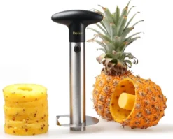 Deiss PRO Ananasschneider - 2 In 1 Edelstahl Ananasschneider & Schäler - Macht Die Perfekten Ananas Ringe Ohne Eine Sauerei - Spülmaschinenfest
