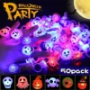 50 Stück Halloween-Partygeschenke Für Kinder, LED-Blinkringe, Leuchtende Halsketten Und Broschen Für Party-Dekorationen, Halloween-Partyzubehör, Kein Süßigkeitenhalloween Leckereien, Goodie-Tütenfüller