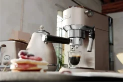 De'Longhi Delonghi Kaffeemaschine Dedica Metallics EC785.BG Pumpendruck 15 Bar, Eingebauter Milchaufschäumer, Manuell, 1300 W, Beige 20 De'Longhi Delonghi Kaffeemaschine Dedica Metallics EC785.BG Pumpendruck 15 Bar, Eingebauter Milchaufschäumer, Manuell, 1300 W, Beige -Haushaltswaren Store 66c0e6372ccda500fe74d5d63a914cd8