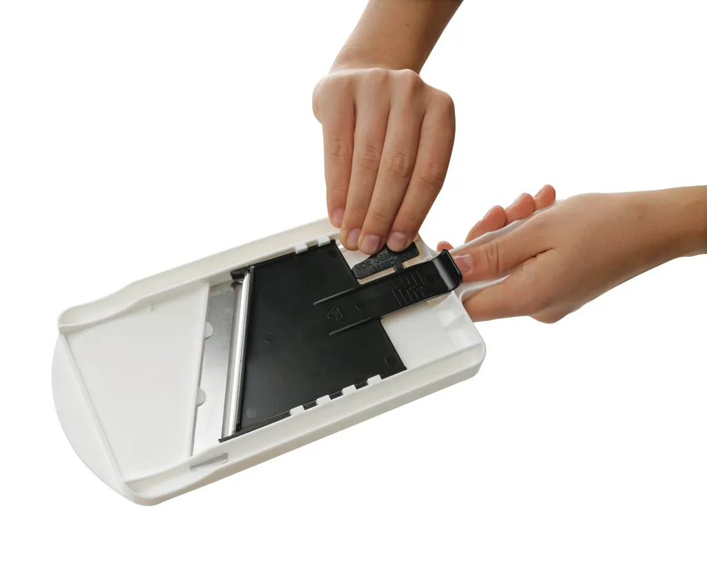 Fackelmann Dick-/Dünnschneider Mit Restehalter, Gemüseschneider Mit Zweiseitiger Edelstahl-Klinge, Hochwertiger Gemüsehobel (Farbe: Weiß/Schwarz), Menge: 1 Stück 5 Fackelmann Dick-/Dünnschneider Mit Restehalter, Gemüseschneider Mit Zweiseitiger Edelstahl-Klinge, Hochwertiger Gemüsehobel (Farbe: Weiß/Schwarz), Menge: 1 Stück – Bild 3