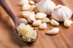 Deiss PRO Knoblauchpresse Und Silikon-Knoblauchschäler-Set - Bestes Werkzeug Zum Sekundenschnellen Zerkleinern Von Knoblauch Und Ingwer - Rostfreier Edelstahl Und Extrem Leicht Zu Reinigen - Spülmaschinenfest -Haushaltswaren Store 6780a0f54a6985531124e94c81385f6f