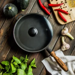 Gusspfanne Ø 24 Cm Mit DECKEL Bratpfanne Gusseisen MAYSTERNYA IRON WOOD -Haushaltswaren Store 6fcd8249e51f85da48e3c8cf4b2941cb