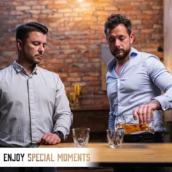 Whisiskey - Whisky Karaffe – Twisted Dekanter Set - Whiskey Karaffe Set - 1000ML - Geschenke Für Männer - Inkl. 8 Whisky Steine, Zange & 2 Whisky Gläser -Haushaltswaren Store 708aed6bbb757a7244b555fb23607598