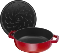 STAUB Schmorpfanne Chistera 28 Cm Kirschrot -Haushaltswaren Store 727c4cb12eac2ce38269c561746a5eee
