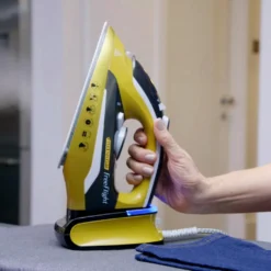 Phoenix Free Flight Premium-Bügeleisen – Dampfbügeleisen Mit Station Kabellos – Antikalk-Selbstreinigungsfunktion - Abschaltfunktion - Auffrischen Von Kleidung - 370ml Wassertank – 2400 Watt -Haushaltswaren Store 7529da46c22746043d0beda394646bdb