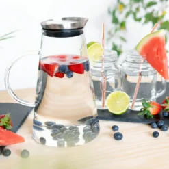 Navaris Glaskaraffe Aus Borosilikatglas 1,6L Glaskrug - Wasser Karaffe Mit Deckel - Glasbehälter Wasserkaraffe Wasserflasche - Tee Krug Ausgießer