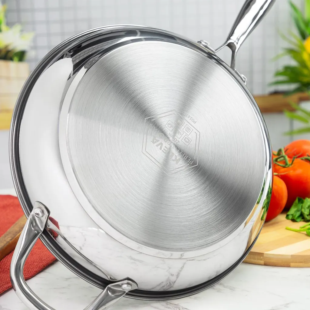 Livington Dura Pan - Pfannenset Mit Universaldeckel - 28cm + 24cm Pfanne - 3-lagige Antihaftbeschichtung - Pflegeleichtes Edelstahlgehäuse - Für Alle Herdplatten Geeignet 9 Livington Dura Pan - Pfannenset Mit Universaldeckel - 28cm + 24cm Pfanne - 3-lagige Antihaftbeschichtung - Pflegeleichtes Edelstahlgehäuse - Für Alle Herdplatten Geeignet – Bild 7