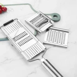 4-fach Gemüsehobel Mit 3 Zusätzlichen Einsätzen. V-Schneider, Julienneschneider Und Parmesanreibe. -Haushaltswaren Store 822663286668c665b5bce2cdff8f1a93