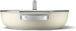 SMEG Servierpfanne Mit Deckel Matt Creme - Ø 28 Cm / 3,7 Liter -Haushaltswaren Store 920b5c3a52342e4792afc5475de413dc