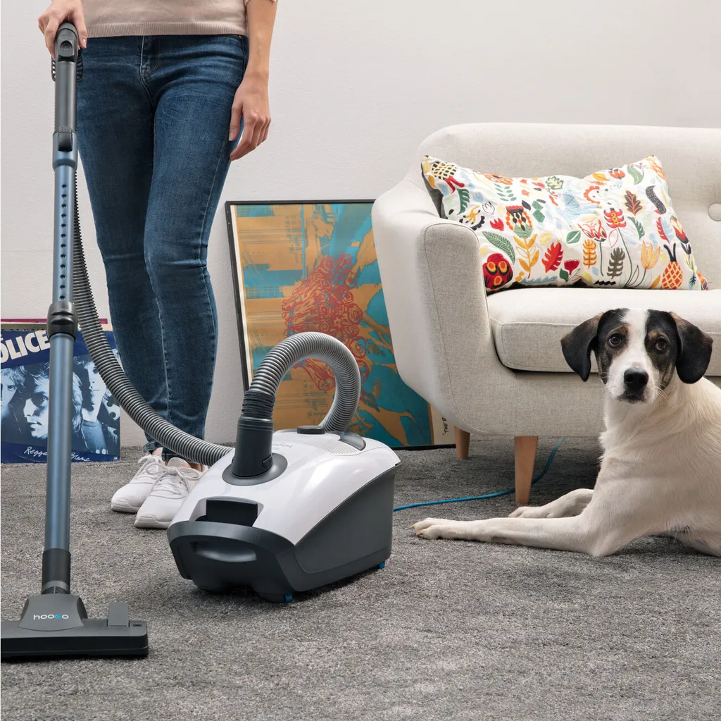 HooGo B3+ Bodenstaubsauger 3 Liter Mit Beutel Inkl. Parkett-, Polster- Und Fugendüse, Möbelbürste, 11m Aktionsradius, HEPA14 Filter, Allergikertauglich 8 HooGo B3+ Bodenstaubsauger 3 Liter Mit Beutel Inkl. Parkett-, Polster- Und Fugendüse, Möbelbürste, 11m Aktionsradius, HEPA14 Filter, Allergikertauglich – Bild 6