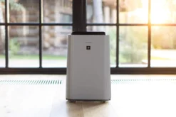 SHARP UA-HD50E-L Luftreiniger (mit Befeuchtungsfunktion, Verbesserung Der Luftqualität, Ideal Für Allergiker, Drei Stufen Filtersystem, HEPA-Filter, Räume Bis Zu 38 M²) Hellgrau [Energieklasse A] -Haushaltswaren Store a11be5abecaa9604f3a08cbc1d7e258a