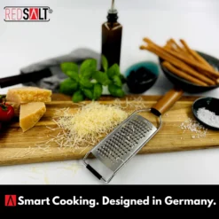 REDSALT® Premium Parmesanreibe Mit Holzgriff | Rasiermesserscharfe Profi Julienne Edelstahl Reibe Für Feine Gemüsestreifen Karotte Zucchini Kartoffel Obst Apfel | Küchenreibe Hobel Raspel Für Käse -Haushaltswaren Store a1fe68332f1714a53a29cf882ab945e1
