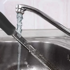 Zitronenreibe Aus Edelstahl | Parmesanreibe [32,5 Cm] | Ingwerreibe | Multifunktionaler Zester Reibe | Muskatnuss Reibe Mit Schutz & Reinigungsbürste | Hobel Reibe Für Schokolade, Käse, Kokosnuss -Haushaltswaren Store ac9289e0dc59e4d50f8a8ffd401e98b5 1