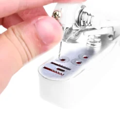 Nähmaschine Mini Manuell Tragbare Handnähmaschine Einfach Bedienen Mini-Nähmaschine Handheld Nähen Reise-Nähset Nähset Hand Sewing Machine Retoo -Haushaltswaren Store b7d789fa0692bf269e9769ca542fd741