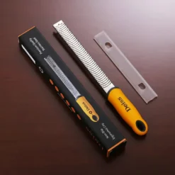 Deiss PRO Käsereibe - Parmesankäse, Zitrone, Ingwer, Knoblauch, Muskatnuss, Schokolade, Gemüse, Früchte - Rasiermesserscharfe Edelstahlklinge, Breit, Spülmaschinenfest Zester -Haushaltswaren Store b9f74e644fd056273f899b508a0c3bda