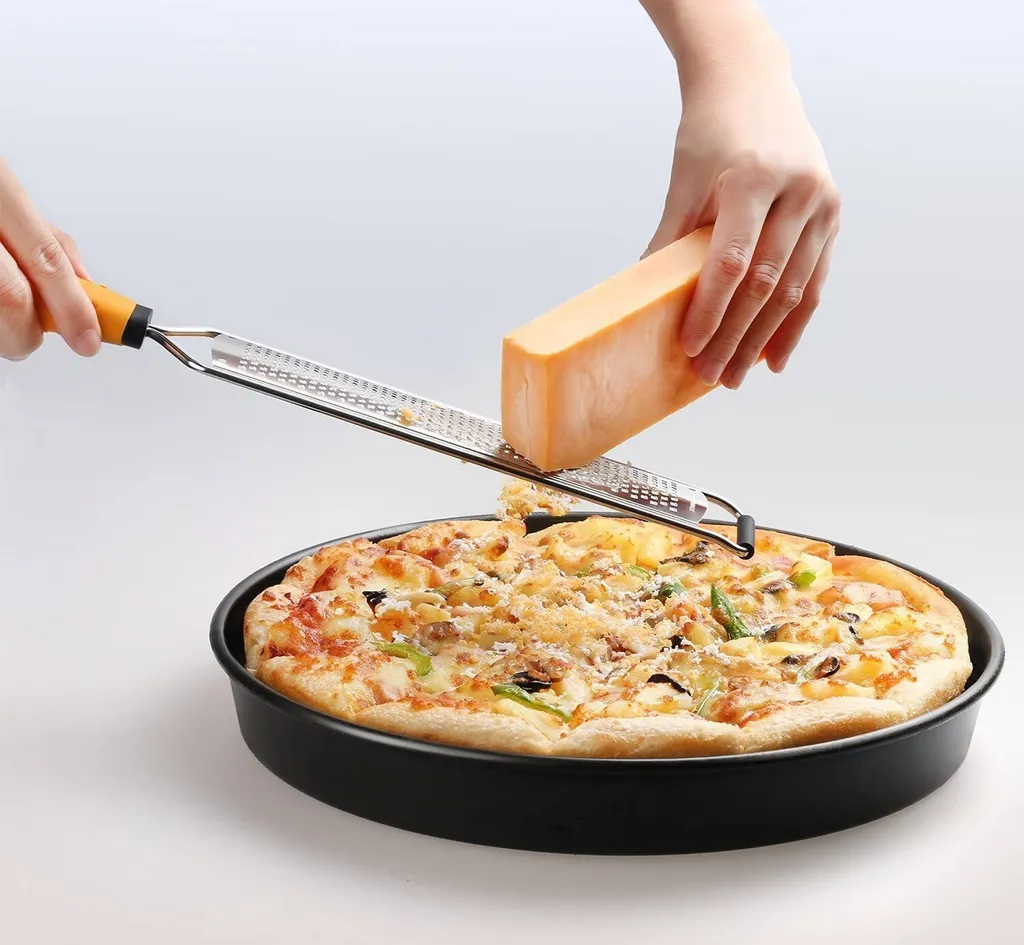 DEISS PRO Käsereibe - Parmesankäse, Zitrone, Ingwer, Knoblauch, Muskatnuss, Schokolade, Gemüse, Früchte - Rasiermesserscharfe Edelstahlklinge, Breit, Spülmaschinenfest 10 DEISS PRO Käsereibe - Parmesankäse, Zitrone, Ingwer, Knoblauch, Muskatnuss, Schokolade, Gemüse, Früchte - Rasiermesserscharfe Edelstahlklinge, Breit, Spülmaschinenfest – Bild 8