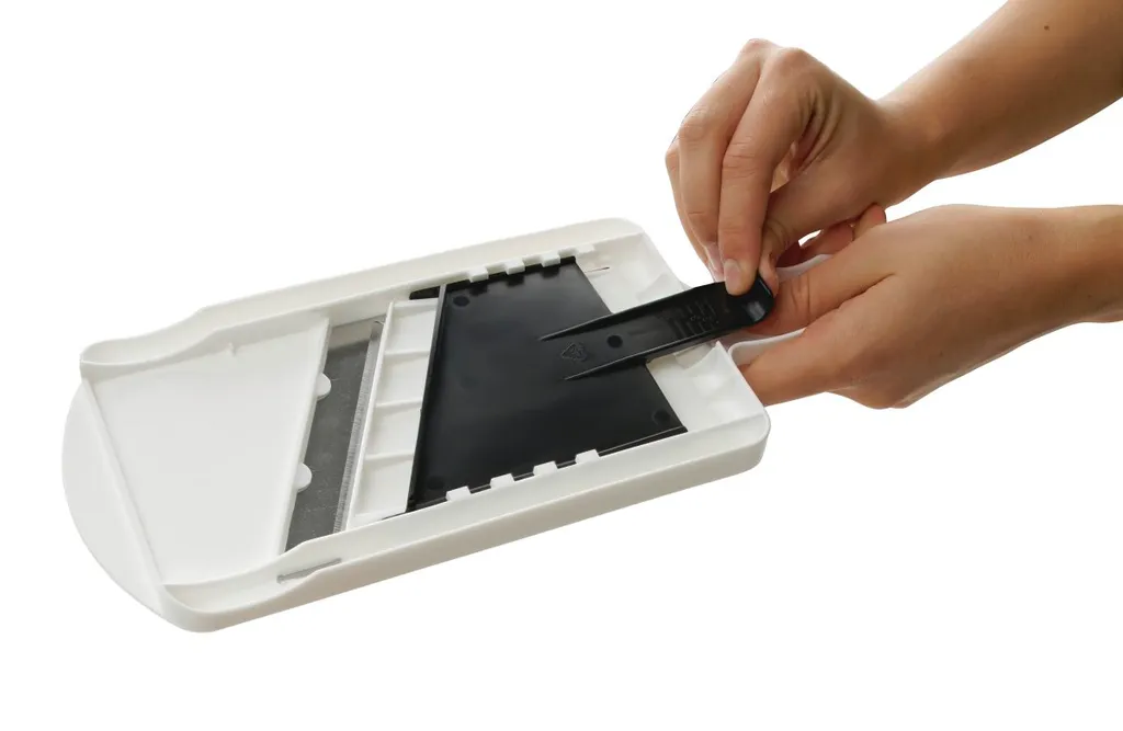 Fackelmann Dick-/Dünnschneider Mit Restehalter, Gemüseschneider Mit Zweiseitiger Edelstahl-Klinge, Hochwertiger Gemüsehobel (Farbe: Weiß/Schwarz), Menge: 1 Stück 7 Fackelmann Dick-/Dünnschneider Mit Restehalter, Gemüseschneider Mit Zweiseitiger Edelstahl-Klinge, Hochwertiger Gemüsehobel (Farbe: Weiß/Schwarz), Menge: 1 Stück – Bild 5