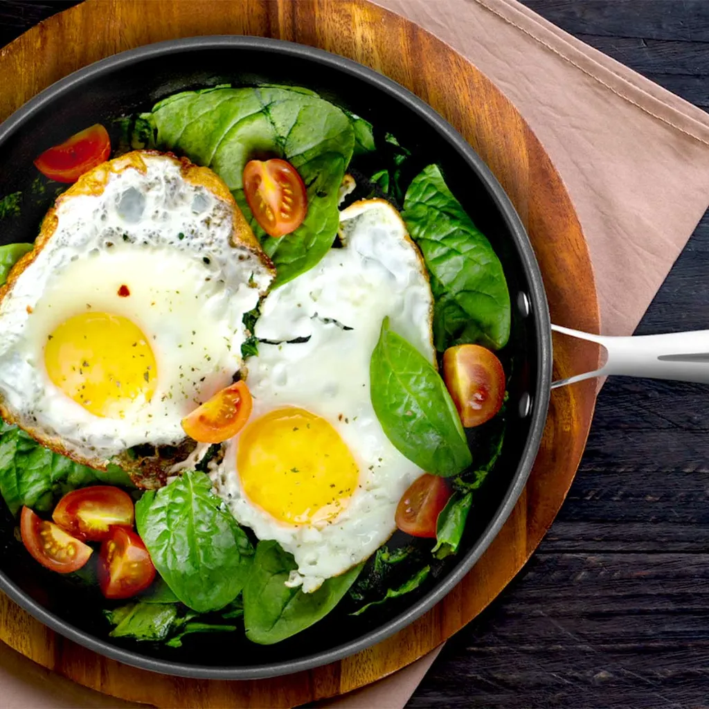 Livington Dura Pan - Pfannenset Mit Universaldeckel - 28cm + 24cm Pfanne - 3-lagige Antihaftbeschichtung - Pflegeleichtes Edelstahlgehäuse - Für Alle Herdplatten Geeignet 10 Livington Dura Pan - Pfannenset Mit Universaldeckel - 28cm + 24cm Pfanne - 3-lagige Antihaftbeschichtung - Pflegeleichtes Edelstahlgehäuse - Für Alle Herdplatten Geeignet – Bild 8