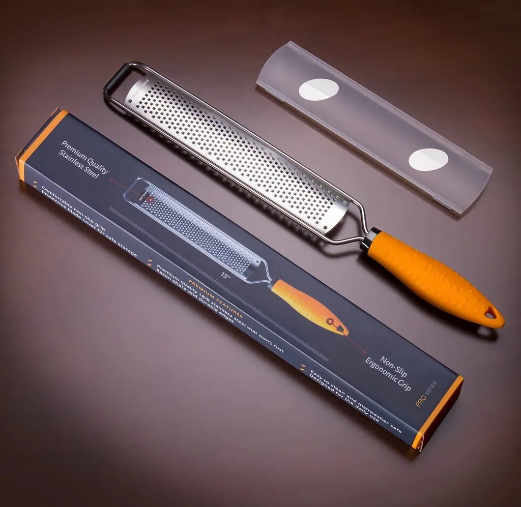 DEISS PRO Käsereibe - Parmesankäse, Zitrone, Ingwer, Knoblauch, Muskatnuss, Schokolade, Gemüse, Früchte - Rasiermesserscharfe Edelstahlklinge, Breit, Spülmaschinenfest 11 DEISS PRO Käsereibe - Parmesankäse, Zitrone, Ingwer, Knoblauch, Muskatnuss, Schokolade, Gemüse, Früchte - Rasiermesserscharfe Edelstahlklinge, Breit, Spülmaschinenfest – Bild 9