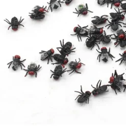 100 Stücke Gefälschte Fliegen Realistische Heikle Requisiten Kunststoff Halloween Party Simulierte Insekten Fliegen Streich Spielzeug -Haushaltswaren Store d125b974ca840fe577460087da2220fd