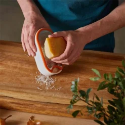 Fiskars FF Handreibe Mit Behälter, 1019530 -Haushaltswaren Store d2ef02e90d50bea3a294a524e459e76a