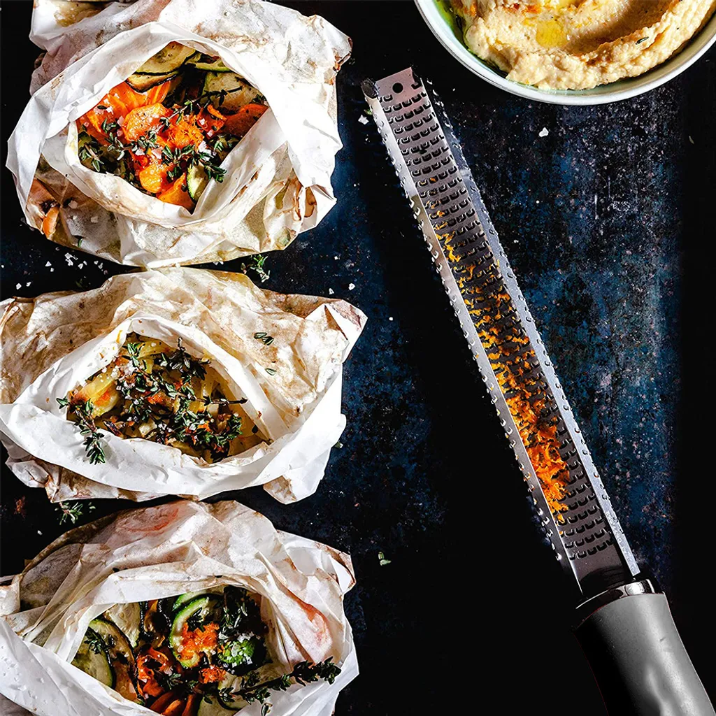 Zester, Hobel Reibe - Käsereibe, Parmesanreibe, Zitronenreibe - Küchenreibe Aus Edelstahl Mit Schutzabdeckung Und Silikon Griff | Schwarz 5 Zester, Hobel Reibe - Käsereibe, Parmesanreibe, Zitronenreibe - Küchenreibe Aus Edelstahl Mit Schutzabdeckung Und Silikon Griff | Schwarz – Bild 3