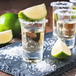 Shotgläser Set 12 Gläser Inklusive Ausgießhilfe -Haushaltswaren Store d5489ecfcbf179099ce0ff65c8561628