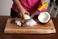 Deiss PRO Käsereibe - Parmesankäse, Zitrone, Ingwer, Knoblauch, Muskatnuss, Schokolade, Gemüse, Früchte - Rasiermesserscharfe Edelstahlklinge, Breit, Spülmaschinenfest Zester -Haushaltswaren Store dac9ee593a43eee92f13f2a4921a63d3