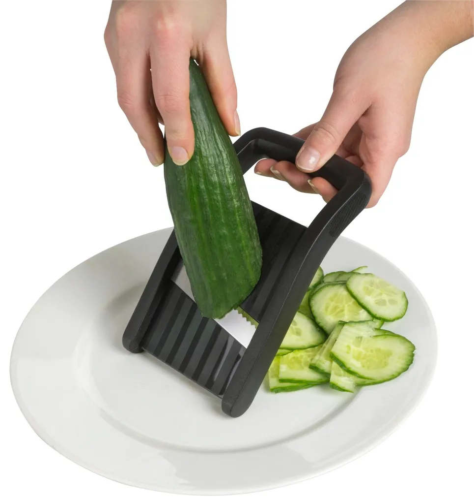 Fackelmann Kompakt-Hobel, Gemüsehobel Mit Edelstahlklinge, Reibe Mit Ergonomischem Griff (Farbe: Schwarz/Silber), Menge: 1 Stück 5 Fackelmann Kompakt-Hobel, Gemüsehobel Mit Edelstahlklinge, Reibe Mit Ergonomischem Griff (Farbe: Schwarz/Silber), Menge: 1 Stück – Bild 3