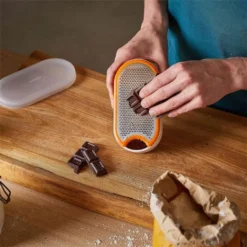 Fiskars FF Handreibe Mit Behälter, 1019530 -Haushaltswaren Store de4f2da4bdceb6a03a94819b5a0309c1