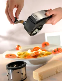 Gefu Trommelreibe Pecorino Laser Cut Mit 3 Trommeleinsätzen Käsereibe -Haushaltswaren Store e3113bbd52c769d31f71476278814573