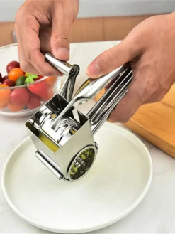 4 In 1 Edelstahl Manuelle Rotary Käsereibe Aus Edelstahl Gemüse Kaese Cutter Käseraspel Käsereiben Mit 4 Ersatzköpfe 14 4 In 1 Edelstahl Manuelle Rotary Käsereibe Aus Edelstahl Gemüse Kaese Cutter Käseraspel Käsereiben Mit 4 Ersatzköpfe -Haushaltswaren Store e4291afdc4cff0ef4b92a6d77c9fa012