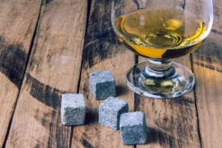 Echos 4er Whisky Steine Set Aus Granit | Wieder Verwendbar | Im Hochwertigem Stoffbeutel | -Haushaltswaren Store e83cac06ce5557025160ae3c99aa3230